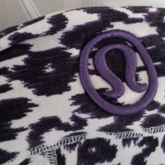 Lululemon Size 8 Ladies Athletica Zip-Up Hoodie, Black/Grey - Picture 5 of 7